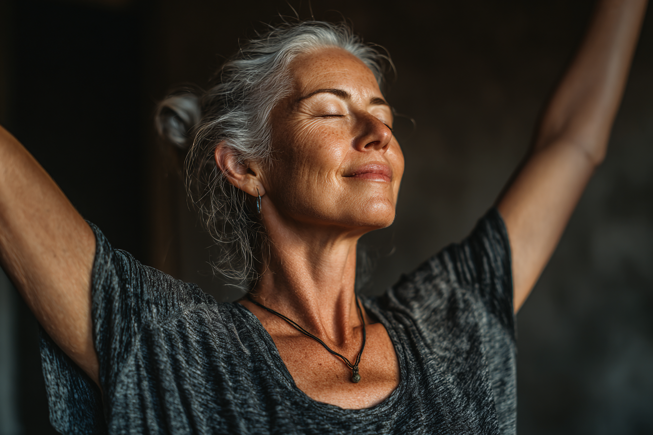 Група людей практикує йогу в затишній студії